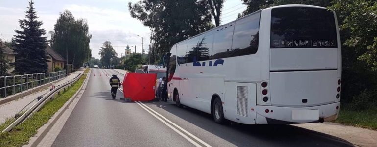 Wszedł wprost przed autobus. Zginął na drodze