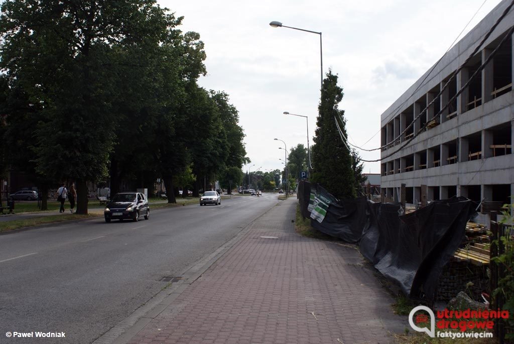 Wykonawca park and ride w Oświęcimiu rozpoczyna budowę wjazdów do obiektu. Kierowców jadących ulicą Powstańców Śląskich od dzisiaj czekają utrudnienia.