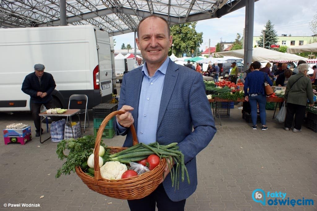 Marek Sowa, poseł Platformy Obywatelskiej - Koalicji Obywatelskiej, podsumował swoją kadencję podczas konferencji prasowej na targowisku w Oświęcimiu.