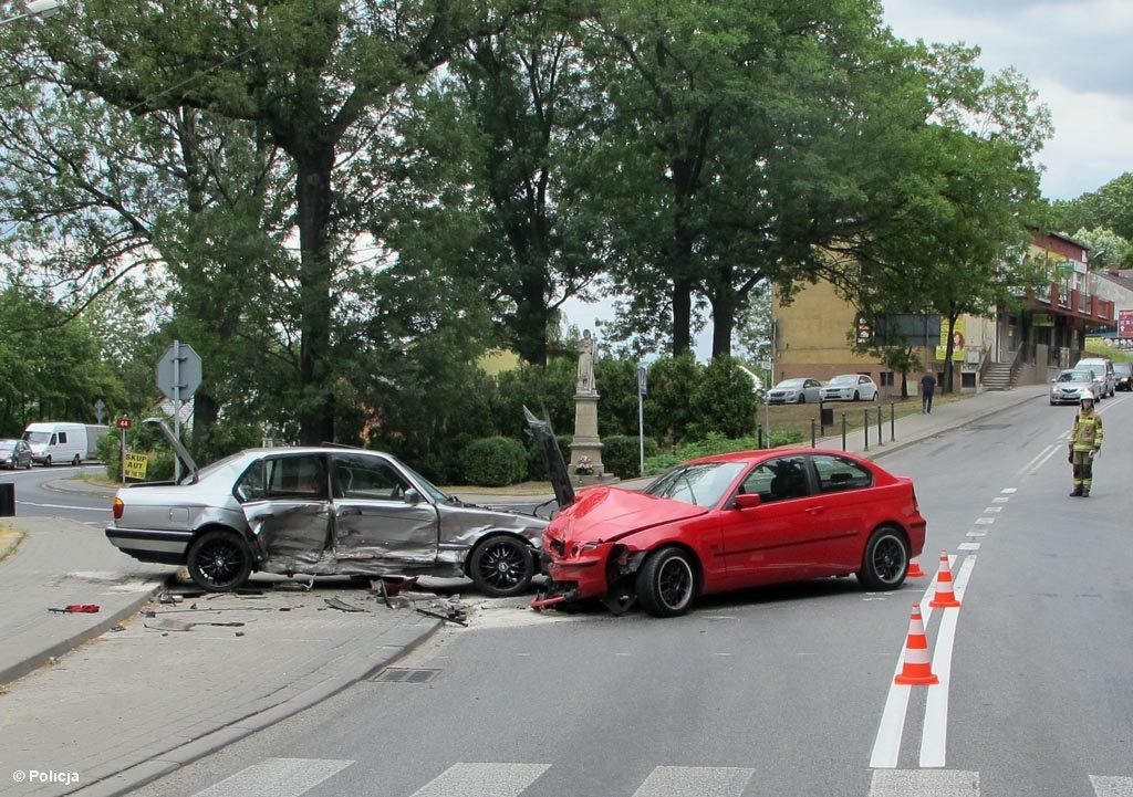 21-letni młodzieniec wymusił pierwszeństwo przejazdu na skrzyżowaniu w Zatorze. Zderzenie dla jednego z jego uczestników skończyło się leczeniem szpitalnym.