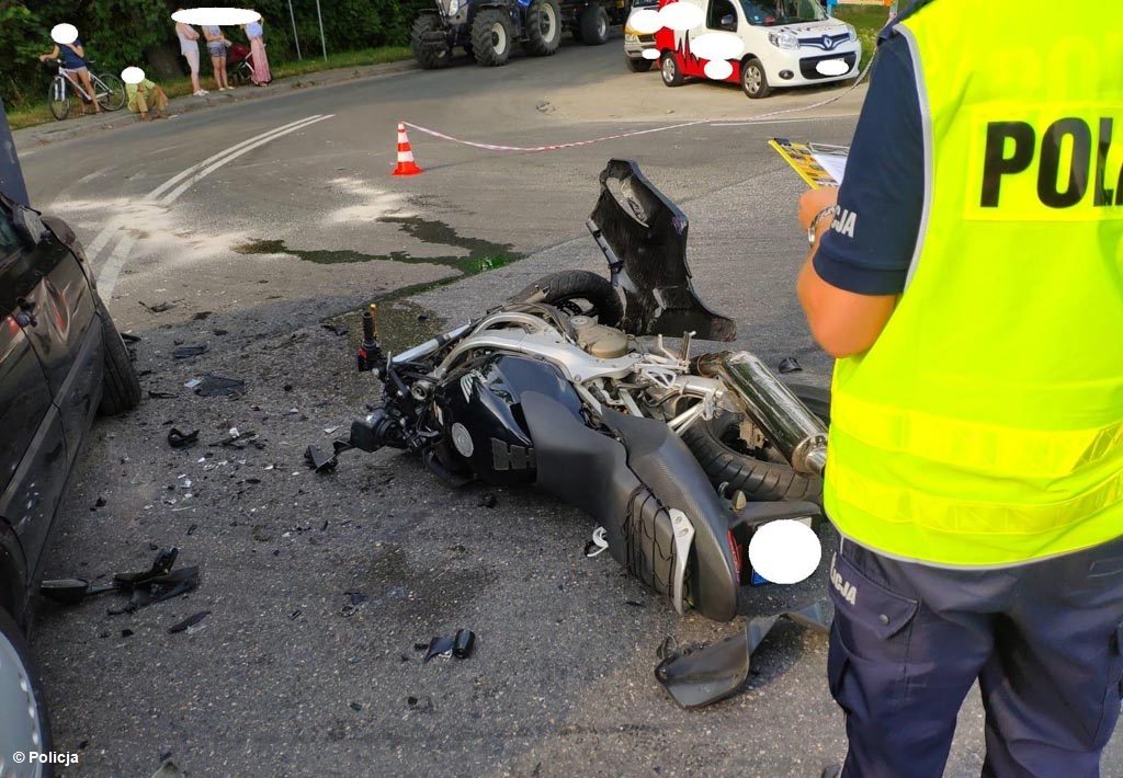 82-letni kierowca zajechał drogę motocyklowi. 27-letni motocyklista w ciężkim stanie trafił śmigłowcem do szpitala w Krakowie. Ruch odbywa się wahadłowo.