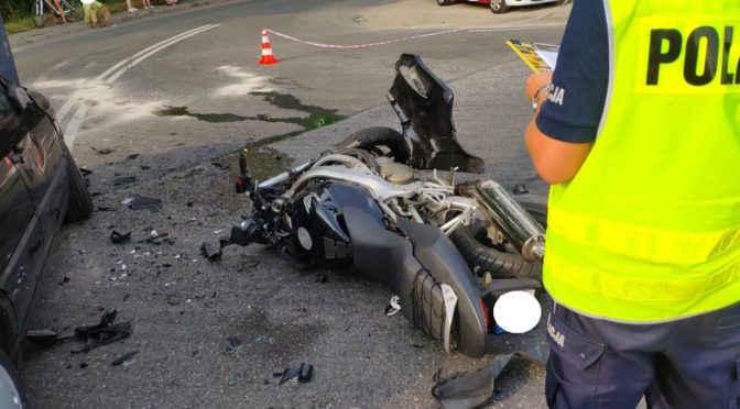 82-letni kierowca zajechał drogę motocyklowi. 27-letni motocyklista w ciężkim stanie trafił śmigłowcem do szpitala w Krakowie. Ruch odbywa się wahadłowo.