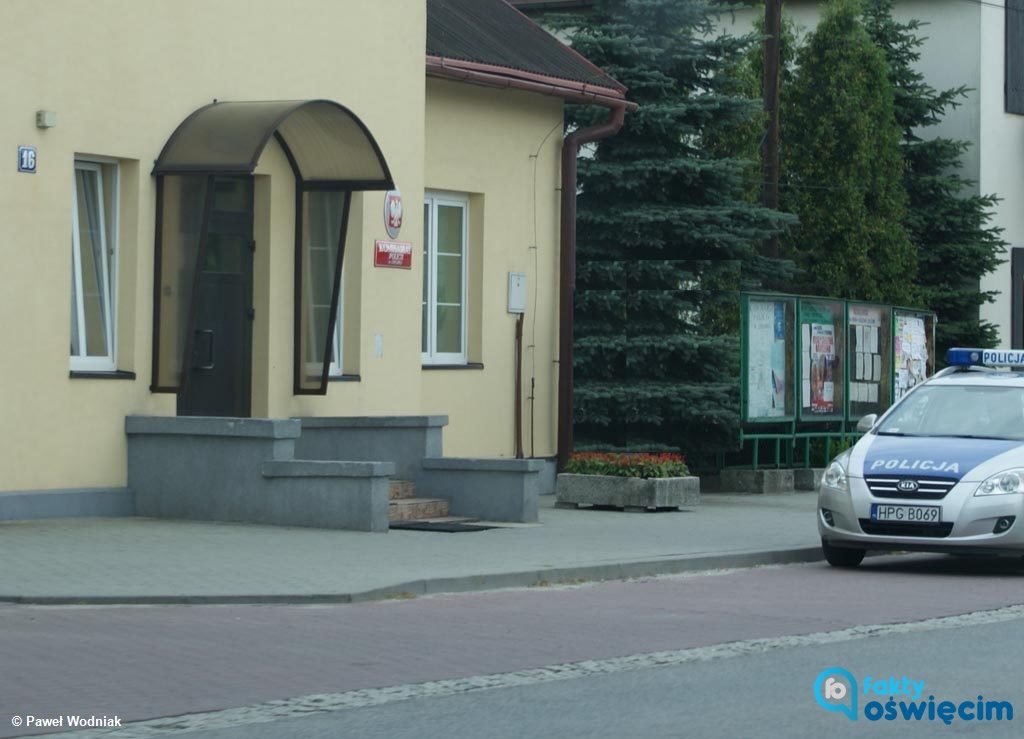 Komisariat Policji w Chełmku będzie miał w końcu swój parking. Burmistrz Andrzej Saternus przekazał gminną działkę pod budowę miejsc postojowych.