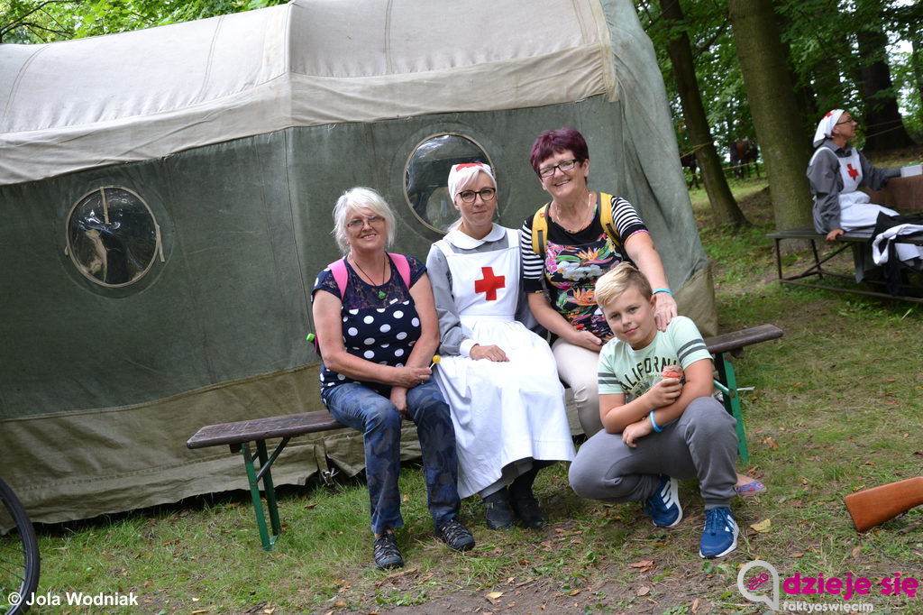 Pokaz władania szablą i lancą na koniu, przejażdżki na koniu kawaleryjskim to nie jedyne atrakcje obozowiska kawaleryjskiego podczas pikniku u Hallera.