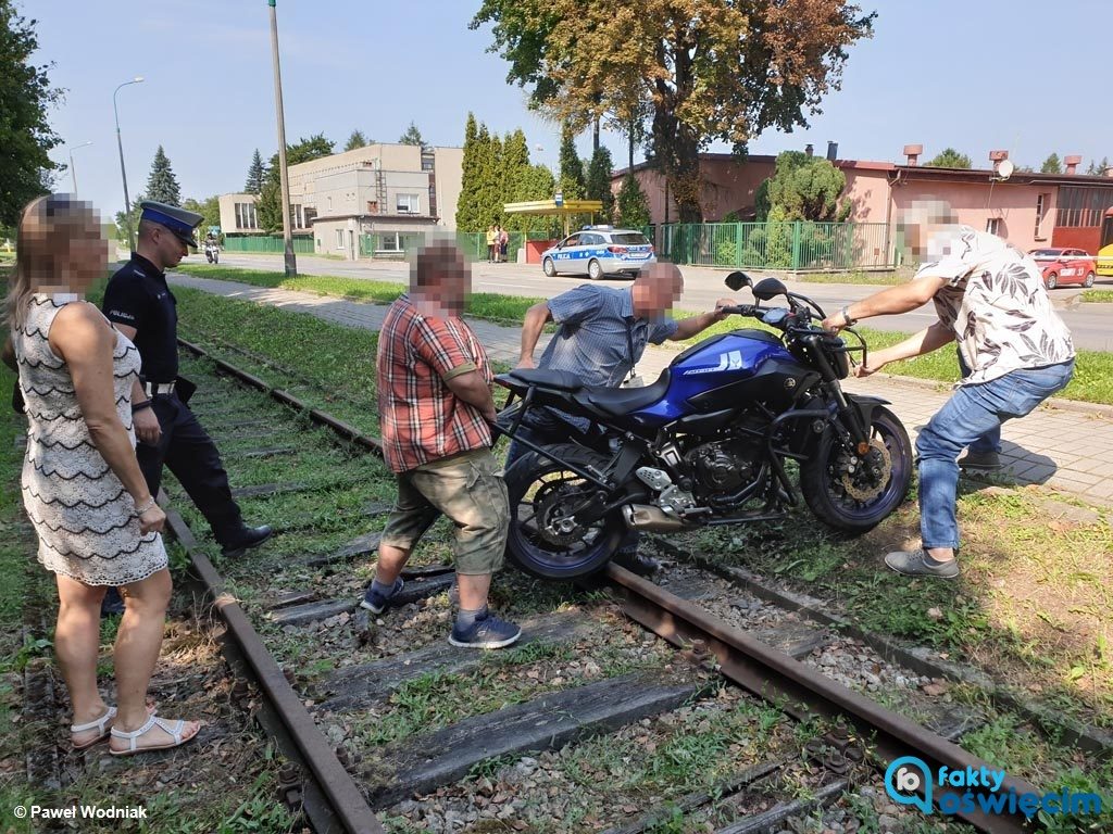 Wyjątkowego pecha miała kobieta, zdająca egzamin na prawo jazdy na motocykl. Straciła panowanie nad jednośladem i z jezdni zjechała na tory.