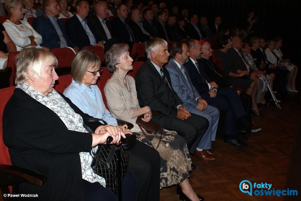 O godzinie 17 w Oświęcimskim Centrum Kultury rozpocznie się uroczysta sesja Rady Miasta Oświęcimia. Prezydent wręczy na niej stypendia „Oświęcimskie Orły”.
