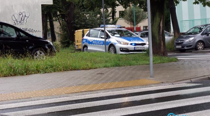 Dzisiaj około godziny 15 na przejściu dla pieszych 84-latek potrącił nastolatka. Ratownicy medyczni zabrali chłopaka, który doznał urazu głowy, do szpitala.