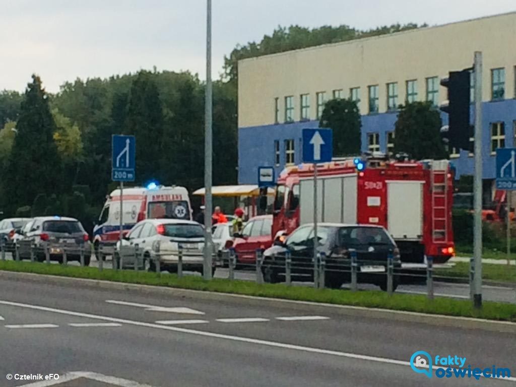 Dwa samochody zderzyły się dzisiaj po południu na ulicy Chemików w Oświęcimiu. Jeden z kierowców zagapił się i wjechał w tył poprzedzającego go samochodu.