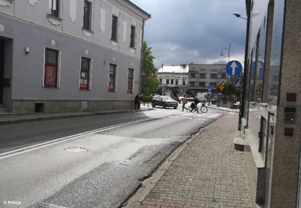 Dzisiaj w Kętach doszło do zdarzenia drogowego z udziałem dwojga seniorów. Jadący rowerem 81-latek potrącił 81-latkę, przechodząca przez jezdnię.
