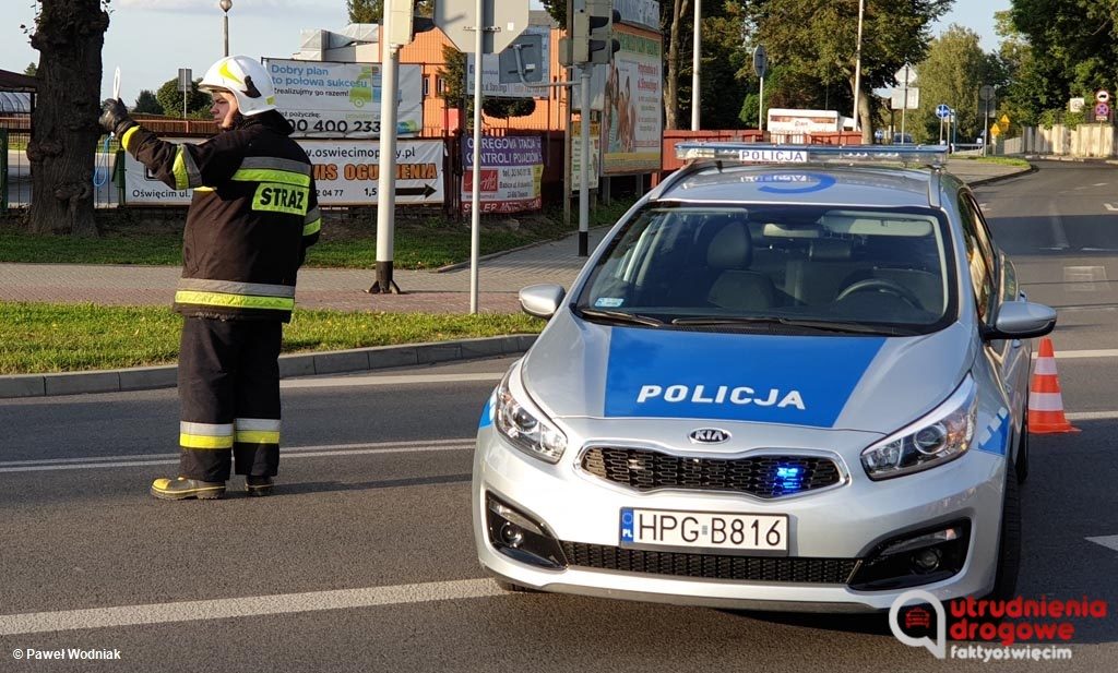 Motocykl i samochód osobowy zderzyły się dzisiaj przed godziną 10 na drodze wojewódzkiej nr 948 w Łękach. Służby wprowadziły ruch wahadłowy.