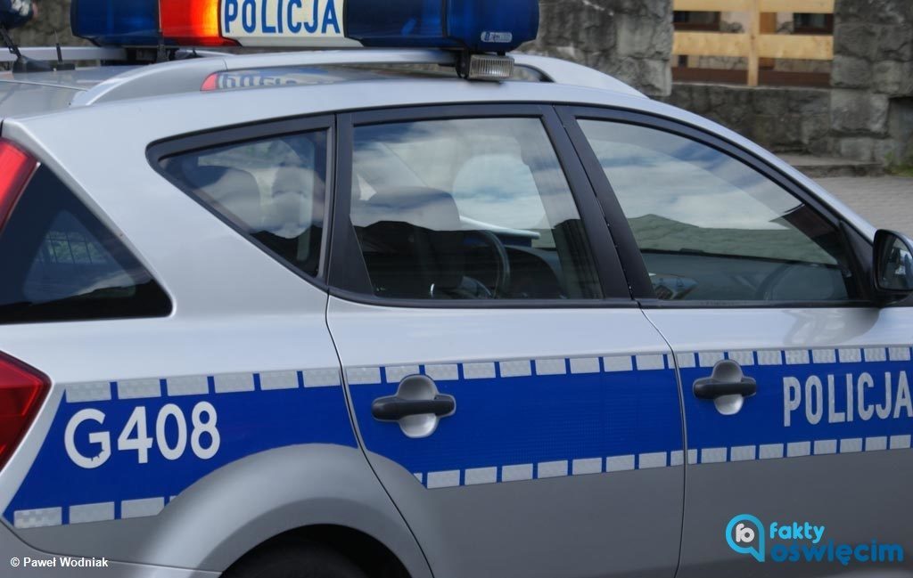 Dzisiaj o godzinie 14.25 w Brzeszczach doszło do potrącenia dwojga pieszych. Aktualnie na ulicy Dworcowej policjanci wprowadzili ruch wahadłowy.