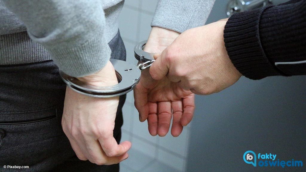 Oświęcimscy dzielnicowi ustalili miejsce pobytu i zatrzymali 24-letniego pasera poszukiwanego przez sąd. Dzięki temu mężczyzna odsiaduje wyrok więzienia.