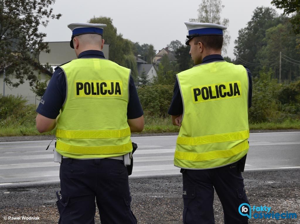 Policjanci zatrzymali do kontroli traktor. Traktorzysta nie posiadał uprawnień do kierowania, a pojazd nie miał dowodu rejestracyjnego i ubezpieczenia.