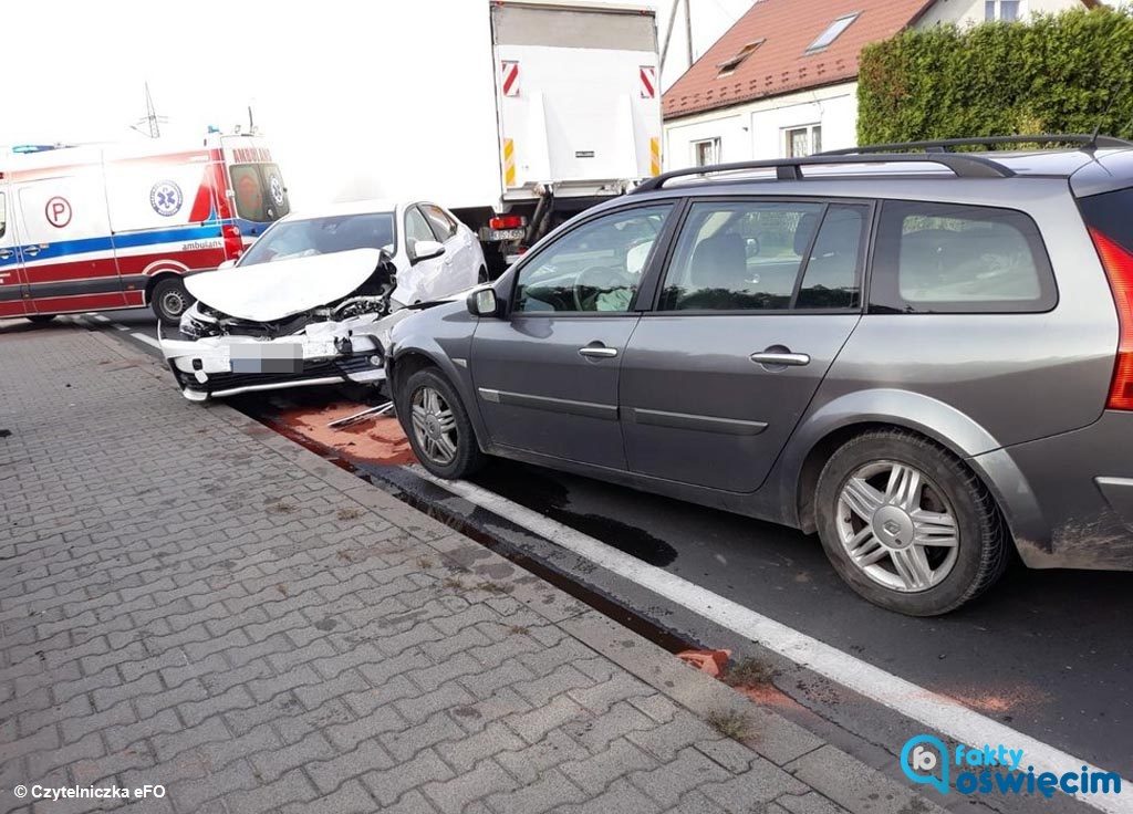 Sprawca kraksy na drodze krajowej w Babicach prawdopodobnie zasnął za kierownicą. Do szpitala na badania trafiły trzy osoby, w tym dziecko.