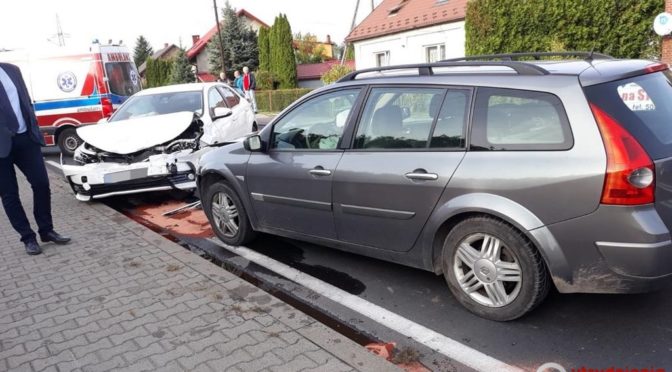 Dwa samochody zderzyły się dzisiaj o godzinie 15 na ulicy Śląskiej w Babicach w ciągu drogi krajowej nr 44. Służby wprowadziły ruch wahadłowy.