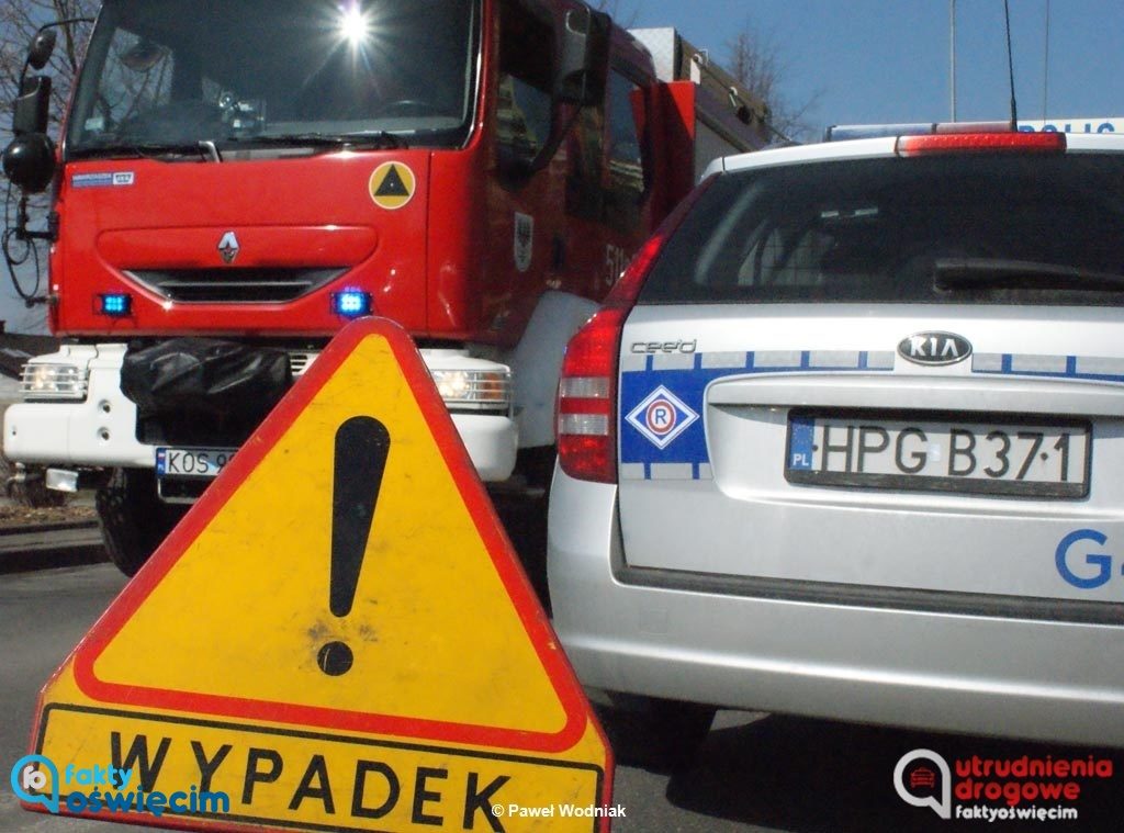 Dzisiaj na drodze krajowej nr 52 w Bulowicach zderzyły się trzy samochody. Jedna osoba trafiła do szpitala. Na miejscu zdarzenia obowiązuje ruch wahadłowy.