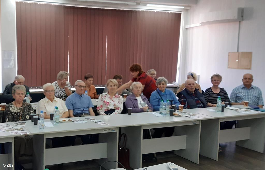 Dwie grupy oświęcimskich seniorów spotkały się z lekarzem kardiologiem oraz z farmaceutą. Specjaliści odpowiadali na liczne pytania mieszkańców Oświęcimia.