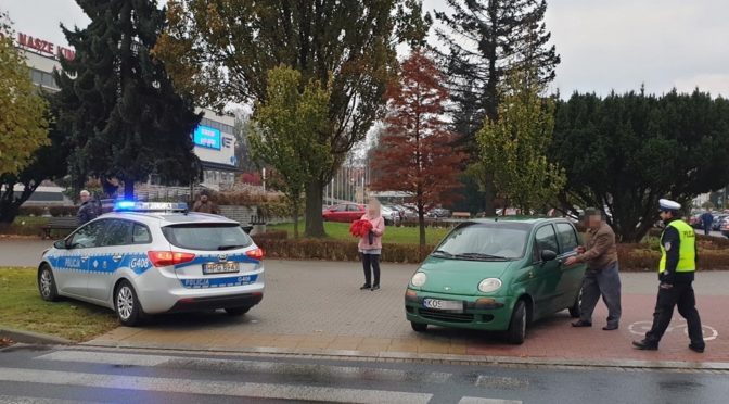 Kolejne zdarzenie drogowe na skrzyżowaniu ulic Śniadeckiego i Tysiąclecia. Tym razem seniorka potrąciła samochodem seniora, jadącego na rowerze.
