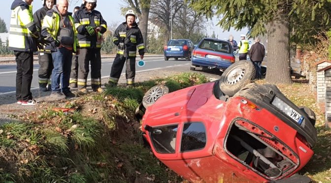 Pracowity początek policyjnej akcji Znicz 2019 zapewnił służbom ratowniczym 25-latek, który spowodował wypadek na ruchliwej drodze wojewódzkiej w Bielanach.