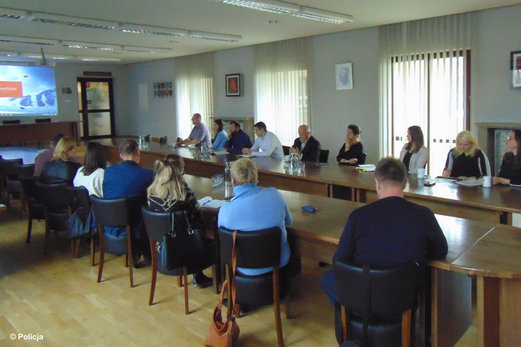 Władze samorządowe powiatu oświęcimskiego spotkały się z przedstawicielami krakowskiej i oświęcimskiej policji. Rozmawiali o bezpieczeństwie pieszych.