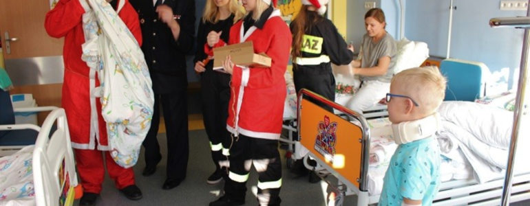 Kęcki Mikołaj odwiedził dzieci na szpitalnych oddziałach