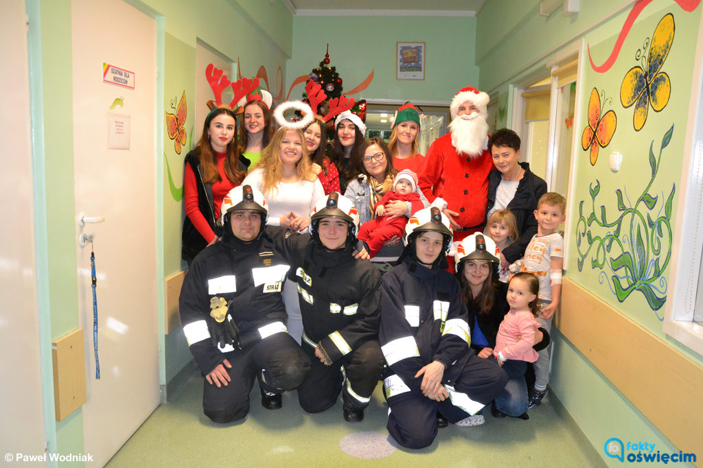 Święty Mikołaj pojawił się na oddziałach dziecięcych Szpitala Powiatowego w Oświęcimiu. Odwiedził dzieci w ramach akcji „Poduszka dla maluszka”.