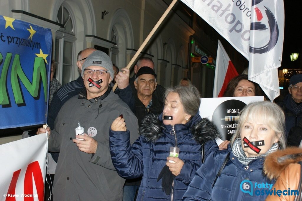Kilkaset osób protestowało wczoraj na Rynku Oświęcimiu przeciwko ustawie kneblującej sędziów. „PIS wprowadza prawo rodem z PRL” - padło podczas protestu.