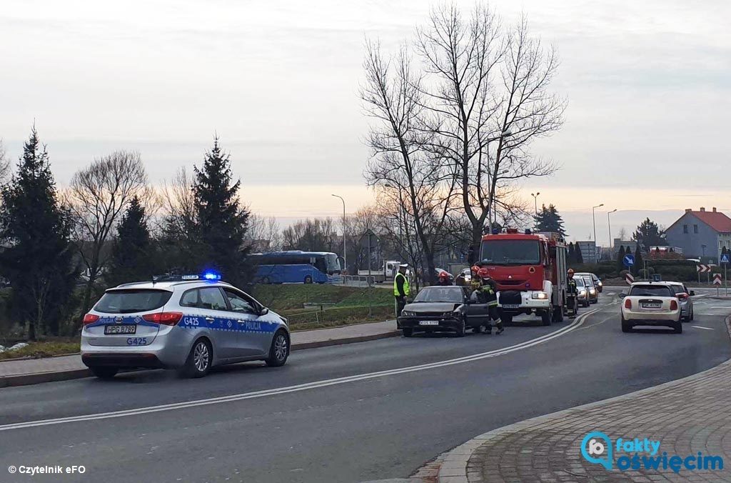 Cztery samochody, w tym dwa peugeoty, ucierpiały w dwóch kolizjach drogowych. Doszło do nich w Oświęcimiu i Chełmku przez nieuwagę kierowców.