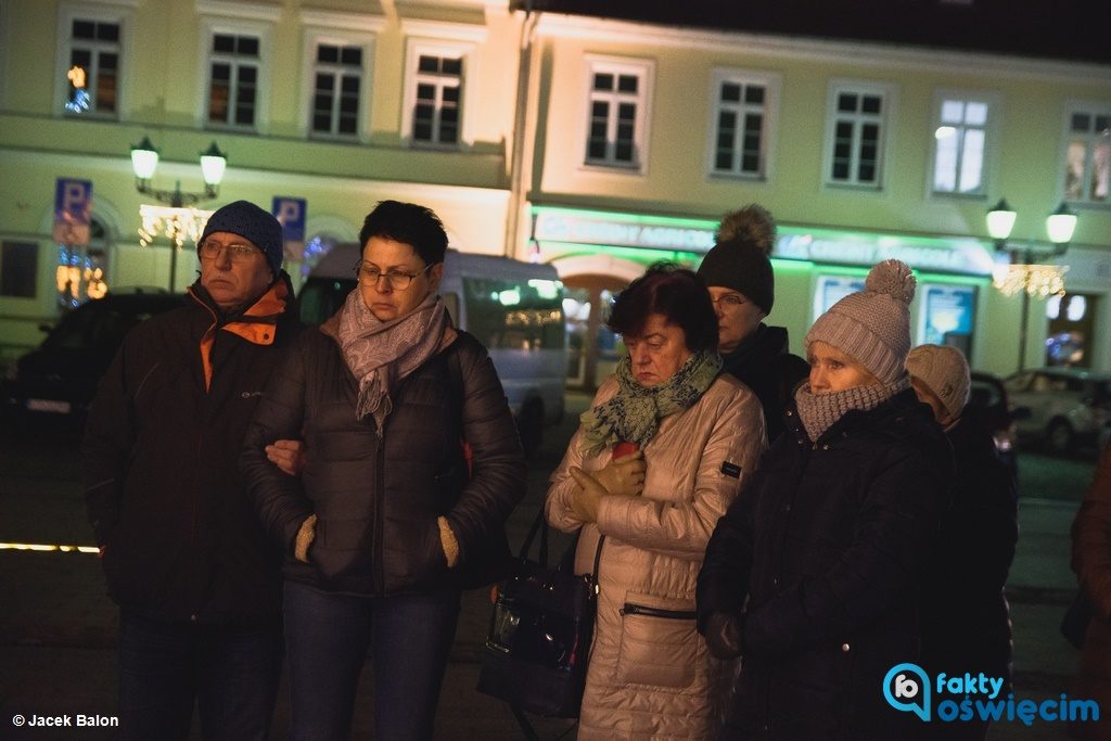 Około 30 osób przyszło na „Światło dla Pawła Adamowicza” w Oświęcimiu. Ci, którzy przybyli, uczcili pamięć zamordowanego przed rokiem prezydenta Gdańska.