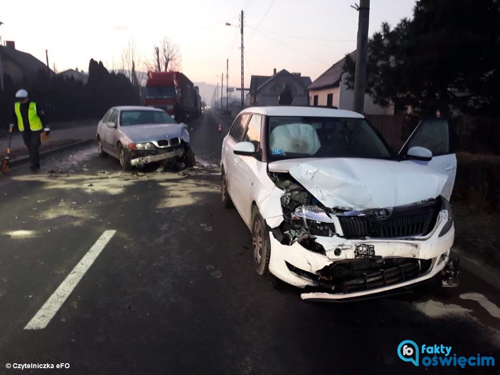 Jedna poszkodowana osoba i trzy rozbite samochody to efekt dwóch zdarzeń drogowych, do których doszło na drogach powiatu oświęcimskiego.