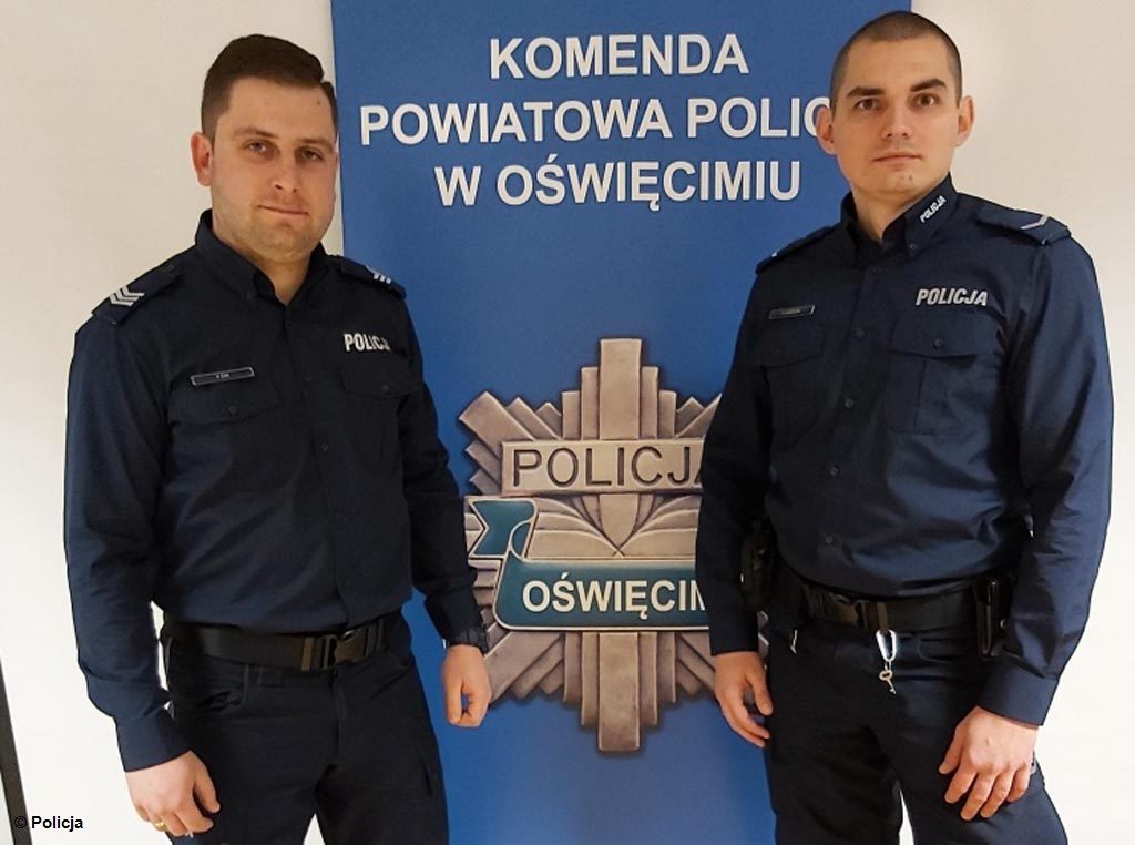 Funkcjonariusze Piotr Żak i Artur Laszczak z Komisariatu Policji w Chełmku ewakuowali 37-latka z palącego się mieszkania i tym samym uratowali mu życie.
