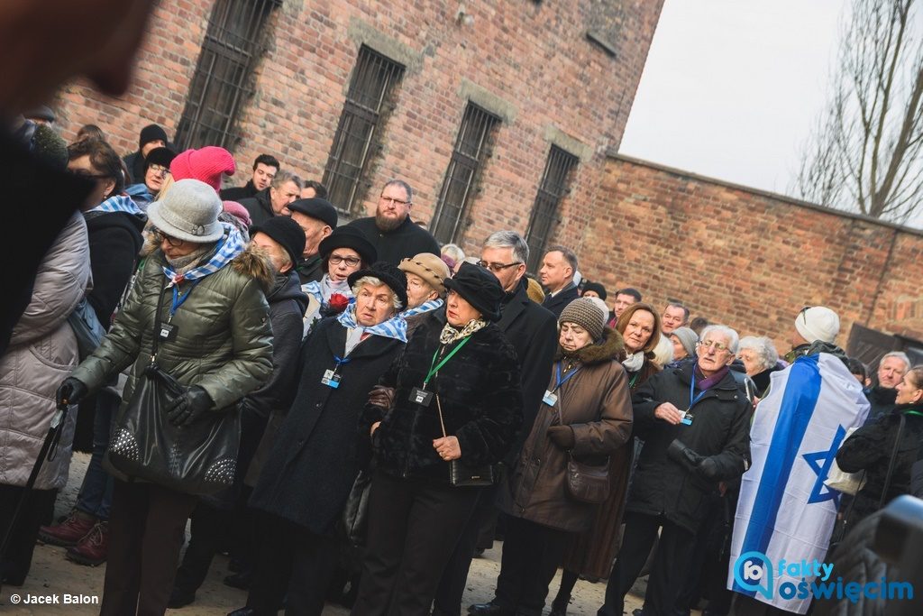 Byli więźniowie, prezydent Polski i dyrekcja Muzeum złożyli wieńce przed Ścianą Straceń. Tak rozpoczęły się obchody rocznicowe w byłym obozie Auschwitz.