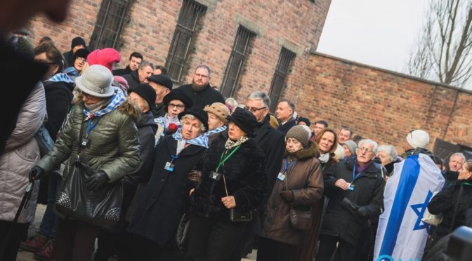 Byli więźniowie, prezydent Polski i dyrekcja Muzeum złożyli wieńce przed Ścianą Straceń. Tak rozpoczęły się obchody rocznicowe w byłym obozie Auschwitz.