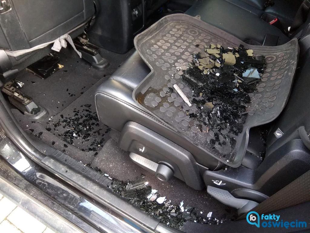 Mieszkanka Oświęcimia prowadziła samochód, gdy nagle jej pasażerka dostrzegła, że boczna szyba po prostu się rozsypała. Do auta wpadł metalowy element.