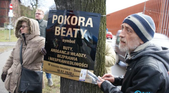 Dzisiaj mijają trzy lata od wypadku kolumny rządowej wiozącej ówczesną premier Beatę Szydło. KOD zorganizował happening w miejscu zdarzenia.