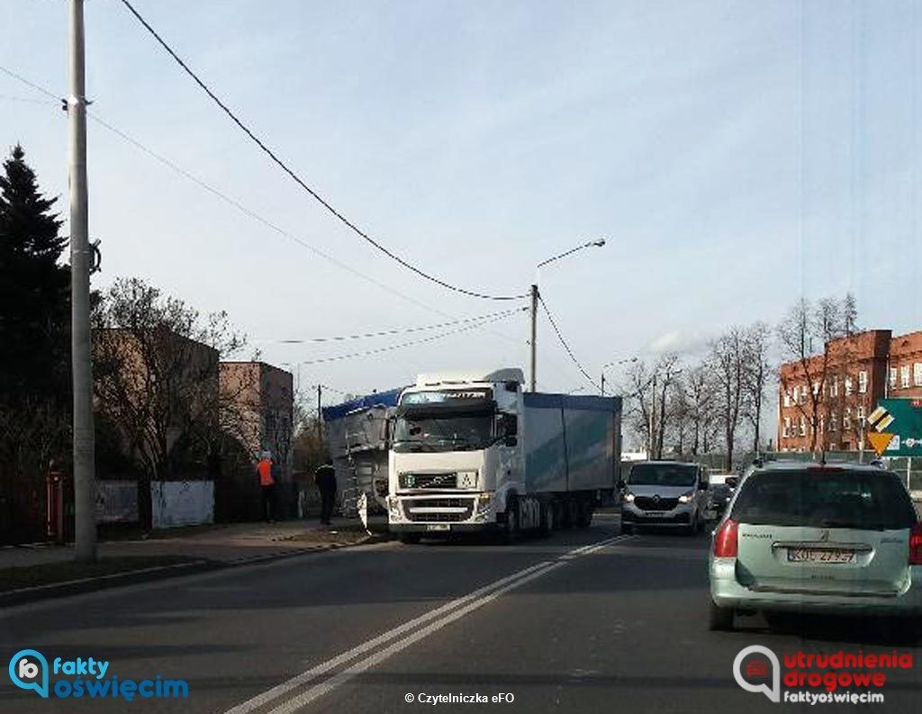 Z ciągnika siodłowego volvo wypięła się naczepa. Do zdarzenia doszło około godz. 14 na ulicy Konarskiego w Oświęcimiu przy skrzyżowaniu z ulicą Wilkosza.