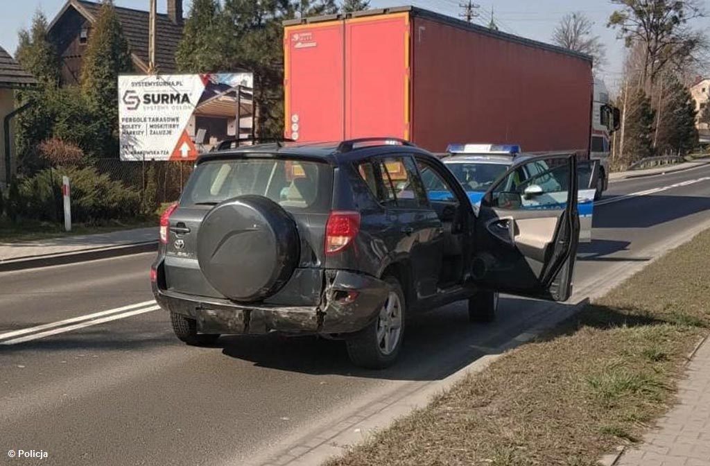 Dzisiaj o godz. 10.35 na drodze krajowej nr 52 w Bulowicach doszło do zderzenia dwóch samochodów. Interweniowali policjanci, strażacy i ratownicy medyczni.