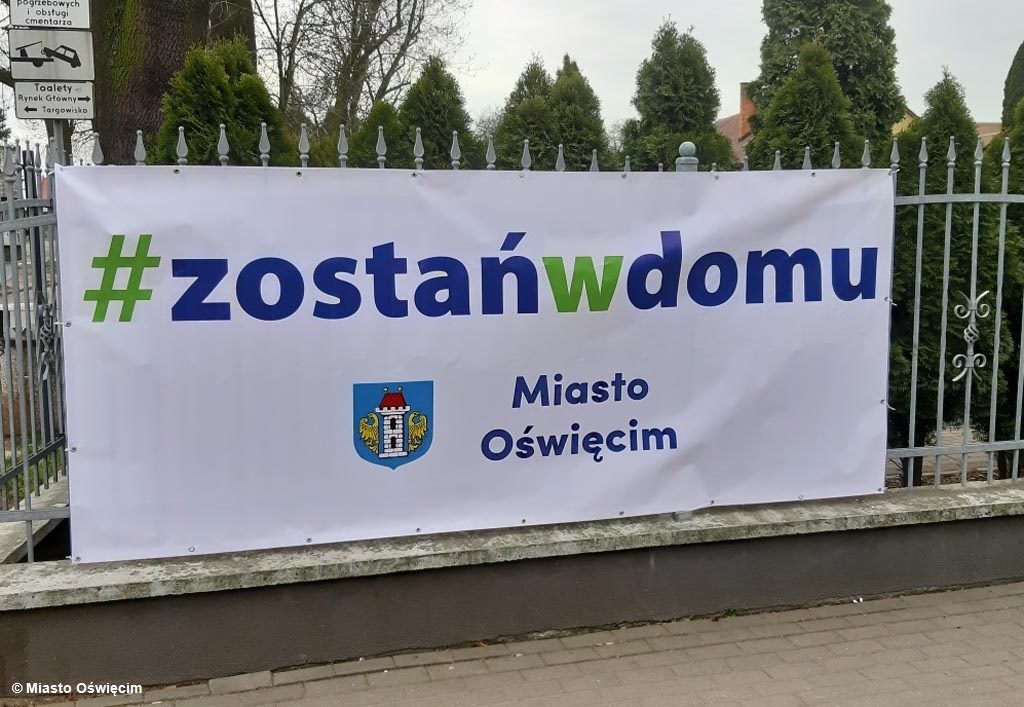 Dzisiaj w Oświęcimiu pojawiły się banery z hasłem #zostańwdomu i herbem miasta. Przypominają mieszkańcom, by wyjścia z domu ograniczyli do minimum.