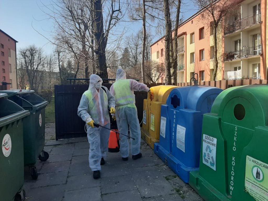 Pracownicy dwóch miejskich spółek prowadzą w Oświęcimiu powtórną dezynfekcję. Oczyszczają w przestrzeni publicznej te miejsca, gdzie bywa więcej osób.