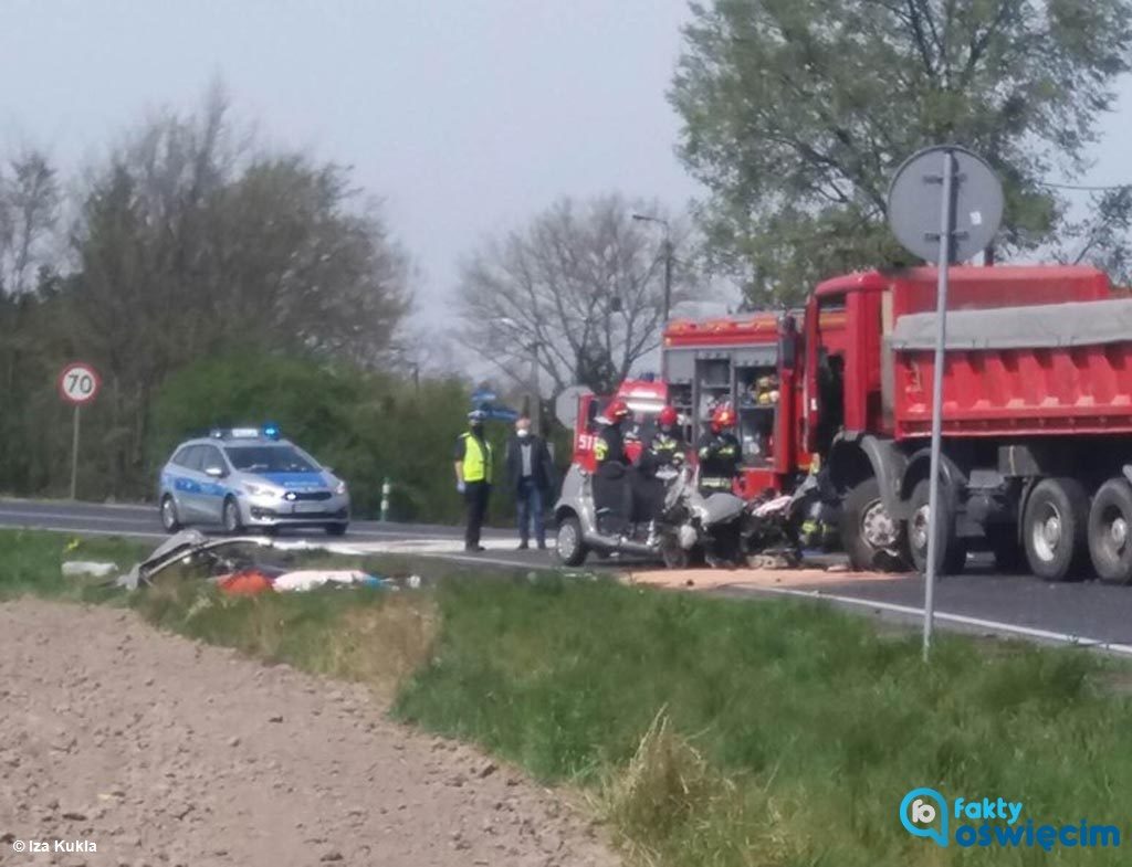 Dzisiaj o godzinie 10.30 w Oświęcimiu doszło do tragicznego wypadku. Na drodze krajowej zderzyły się ciężarówka i samochód osobowy. Nie żyją dwie osoby.