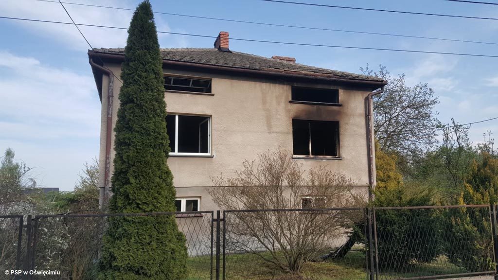 W domu jednorodzinnym w Brzeszczach wybuchł pożar. Choć strażacy szybko uporali się z ogniem, straty są spore. Mieszkańcy szybko zorganizowali zrzutkę.
