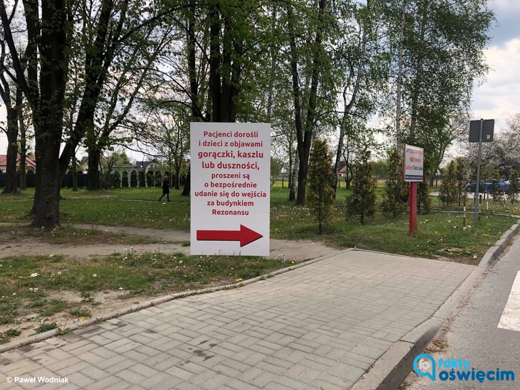 Na terenie przy Szpitalu Powiatowym w Oświęcimiu pojawiły się specjalne oznaczenia dla osób potencjalnie zakażonych koronawirusem.