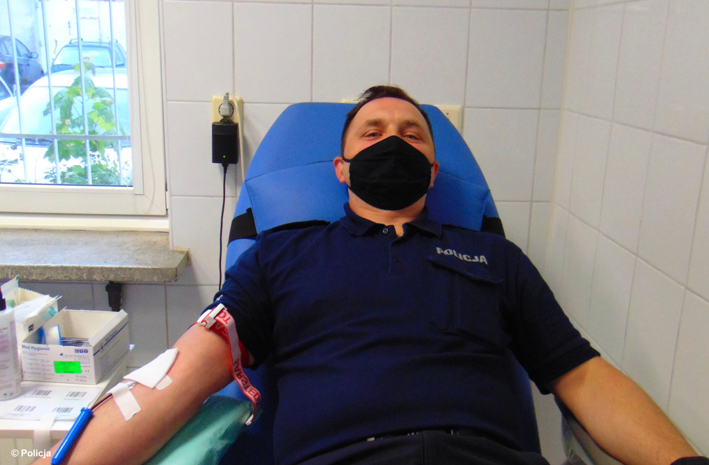 Policjanci z Komendy Powiatowej Policji w Oświęcimiu oraz podległych komisariatów policji uczcili 95-lecie policji kobiecej. Postanowili oddać krew.