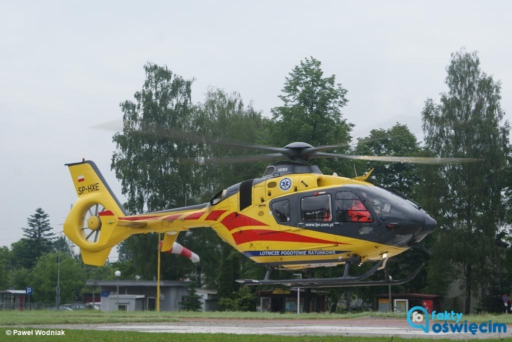 Dzisiaj rano w jednej z firm w Kętach doszło do wypadku w pracy. Rannego mężczyznę ratownicy przetransportowali śmigłowcem do jednego ze śląskich szpitali.