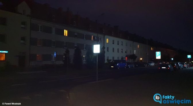 Mieszkańcy Oświęcimia narzekają, że na ulicach miasta wieczorem i nad ranem zrobiło się ciemniej. Oświetlenie uliczne włącza się późnej przez oszczędności.