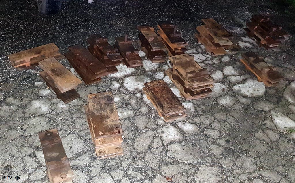 Chełmeccy policjanci zatrzymali trzech mężczyzn, którzy z remontowanego torowiska ukradli metalowe podkłady. Złodzieje mogą trafić za kratki na pięć lat.