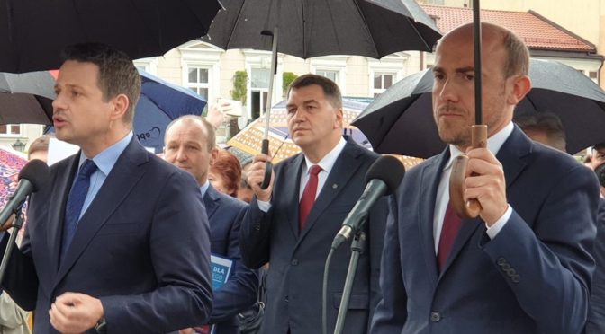 Dzisiaj rano Rafał Trzaskowski, kandydat na prezydenta RP, odprowadził do sądu Sebastiana Kościelnika, oskarżonego o spowodowanie wypadku z kolumną rządową.