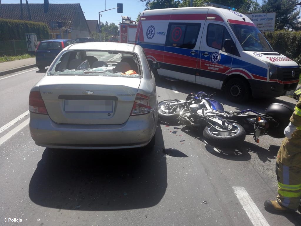 Rowerzystka uderzyła w bok auta. Dwaj motocykliści najechali na tył samochodów. Te trzy kraksy wydarzyły się w trzech miejscowościach gminy Oświęcim.