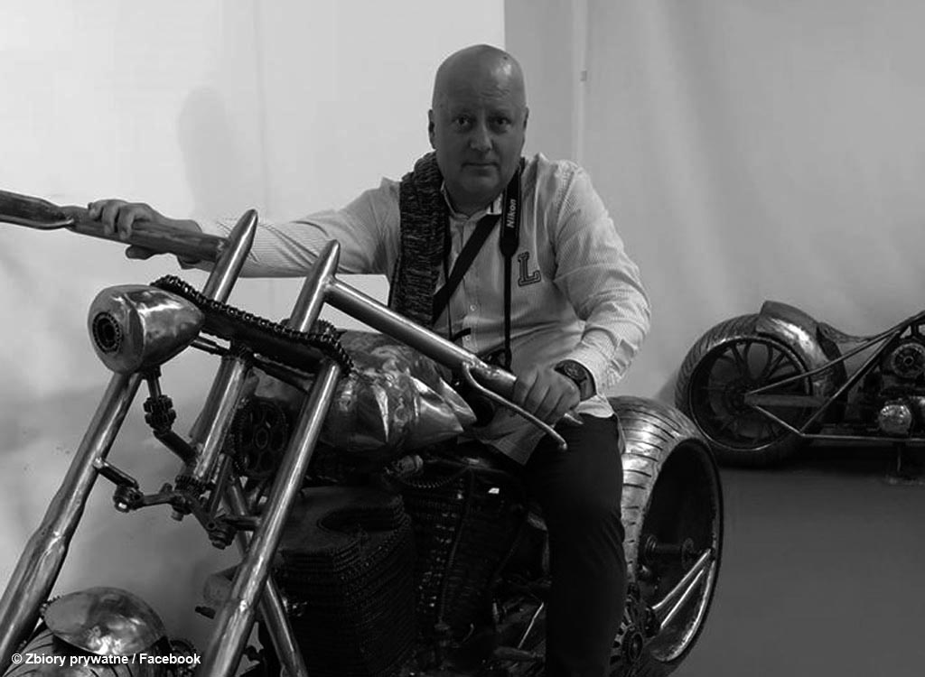 Dzisiaj rano po długiej chorobie zmarł Dariusz Fuglewicz, prezes Oświęcimskiego Stowarzyszenia Miłośników Bezpiecznej Motoryzacji MotoGalicja. Miał 54 lata.