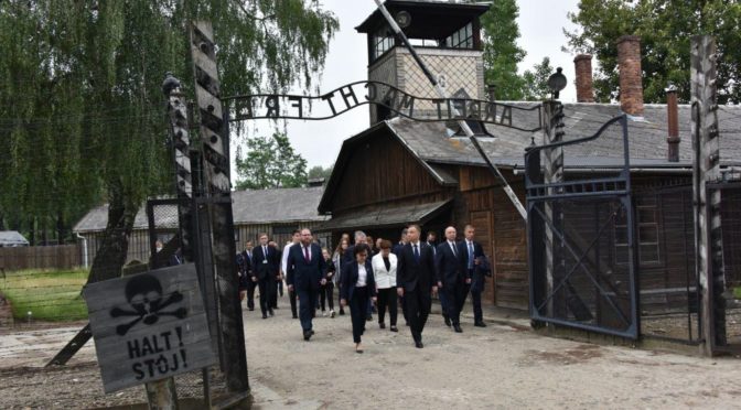 14 czerwca 1940 roku, dokładnie 80 lat temu, swoje zbrodnicze funkcjonowanie rozpoczął niemiecki nazistowski obóz koncentracyjny i zagłady Auschwitz.